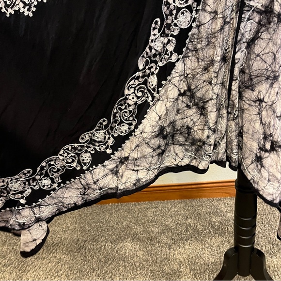 Elegant Black and White Halter embroidered asymmetrical midi Dress - Picture 6 of 13